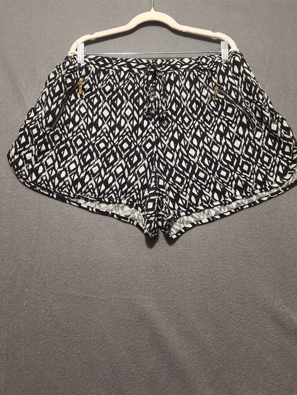 New Look Shorts Women Size 2X Black & White Geometric Zipper Pockets